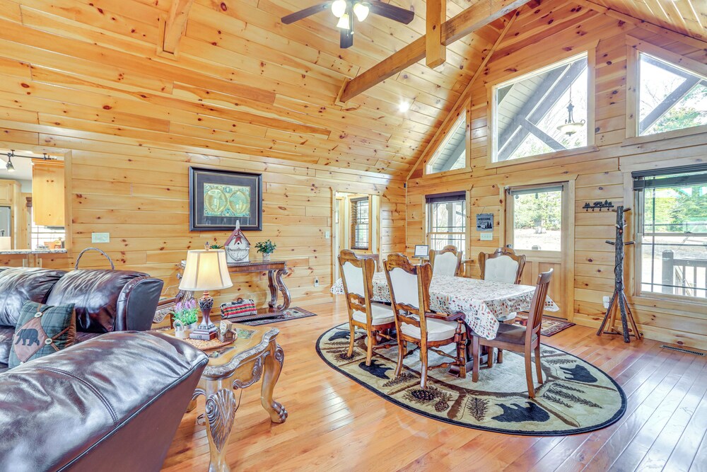 Blue Ridge Orchard Overlook' Cabin w/ Hot Tub