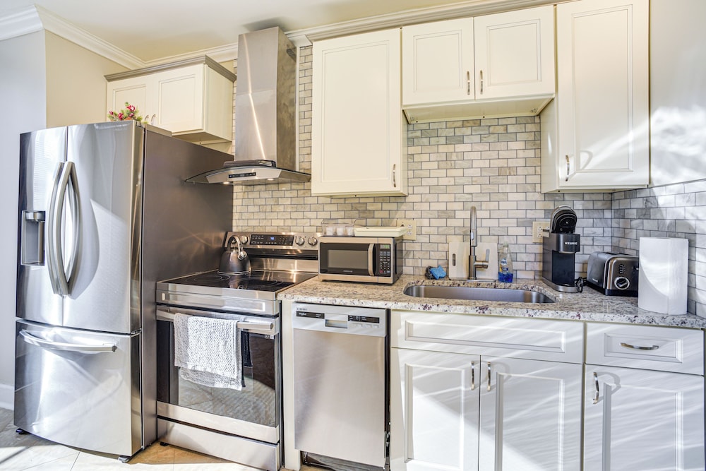 Walk to Dtwn & Waterfront: Roomy Troy Apt view 4