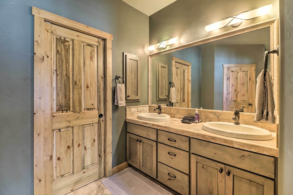 Beautiful Eureka Cabin Rental on Golf Resort! view 5