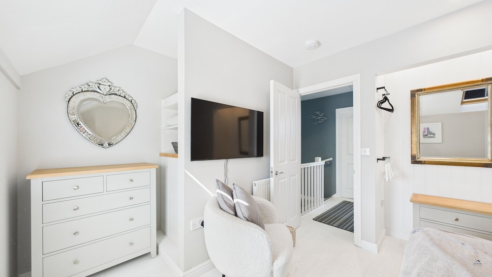 Charming 2-bed Family Cottage Your West Bay Retreat