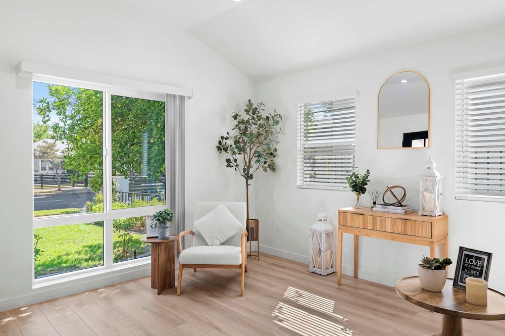 Not Affected by the Fire/spacious Modern Retreat w Luxury Amenities & Style