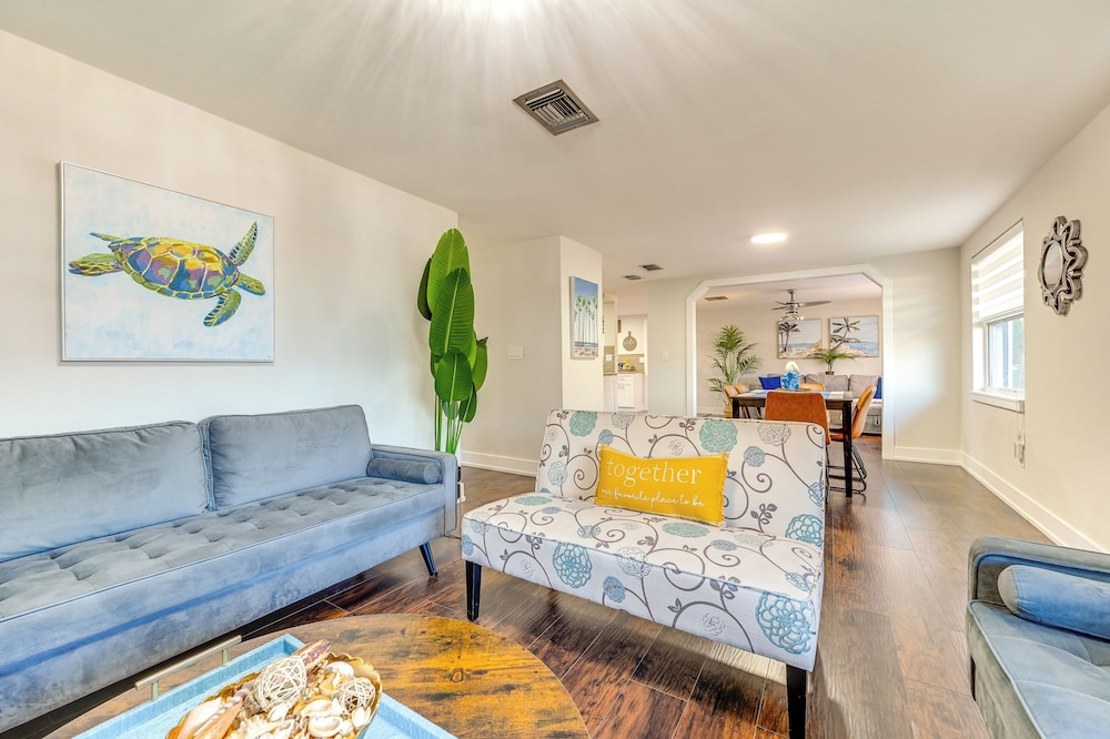 Holiday Oasis w/ Heated Pool: Near Gulf Beaches!