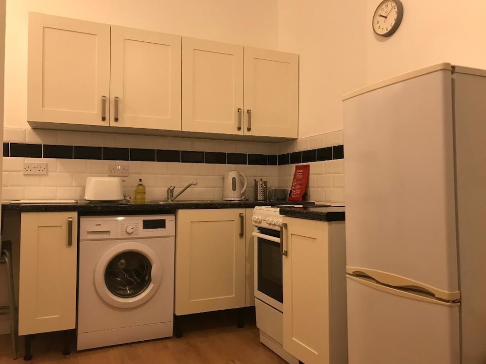 Two Bedroom Apartment Roath Park Cardiff view 3