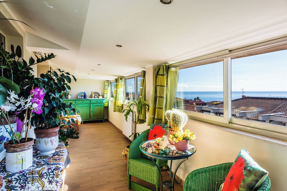 Golden Park Apartment with Terrace