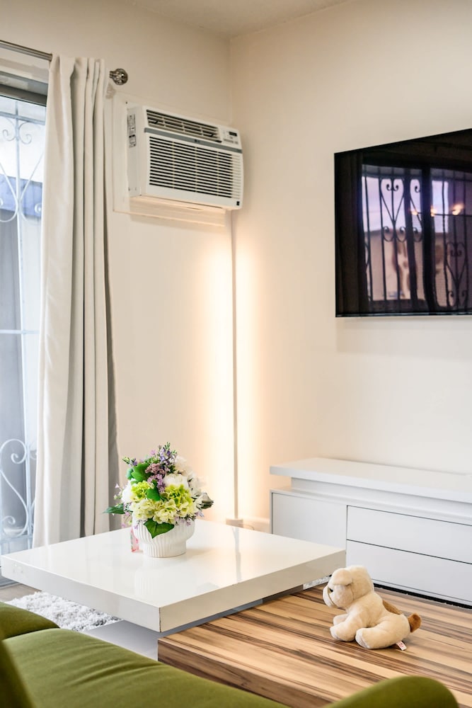 Modern Cozy Retreat Stylish Stay With Patio Parking