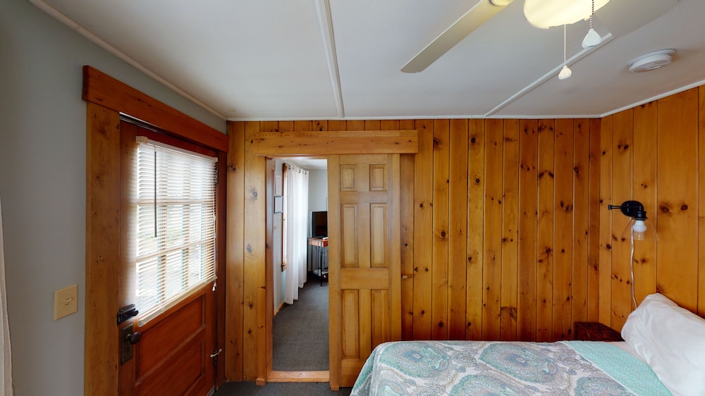 Lakeview House & Cottages