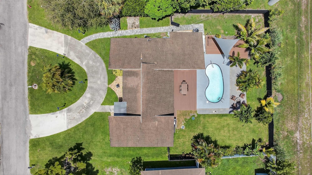 Luxury Meets Paradise Family-friendly 4BR w Pool