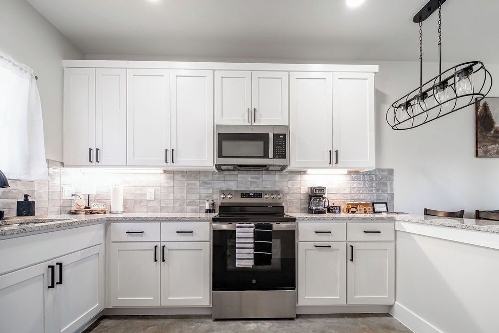 Pet Friendly W/hot-tub-six Minutes to Downtown!
