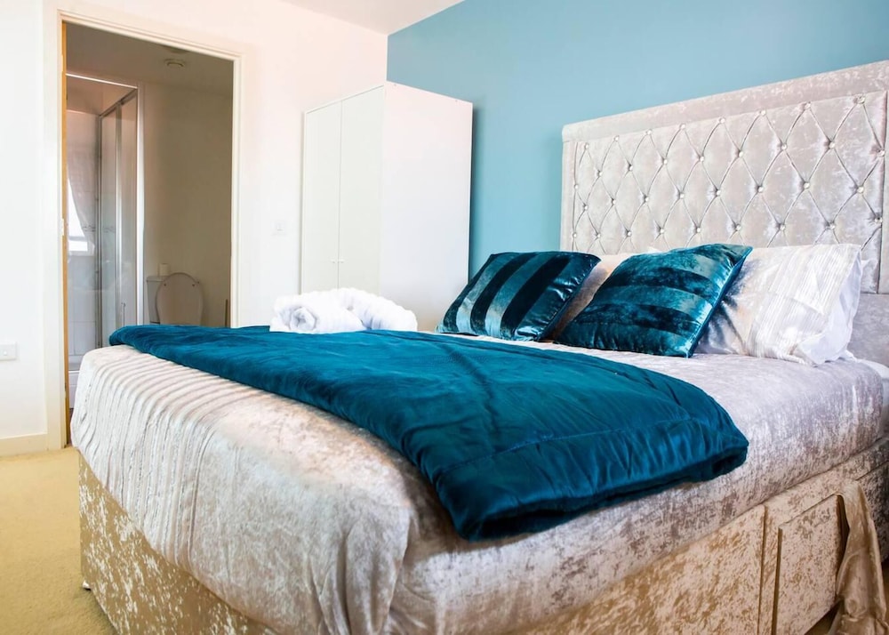Inviting 2-bed Apartment in Wolverhampton view 4