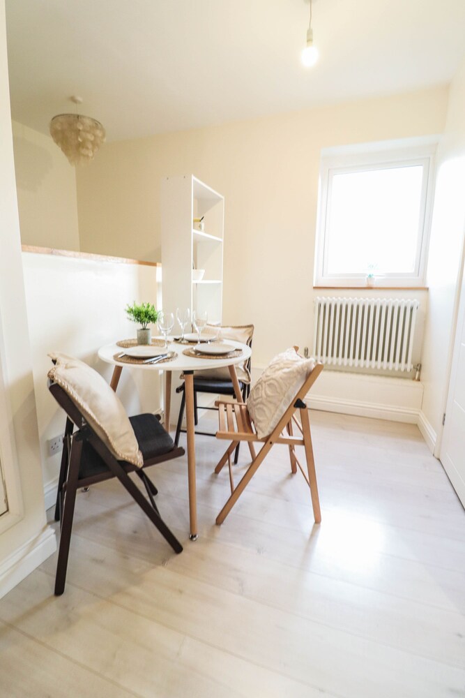 Right by Oval Station - 2 bed Flat Free Wifi