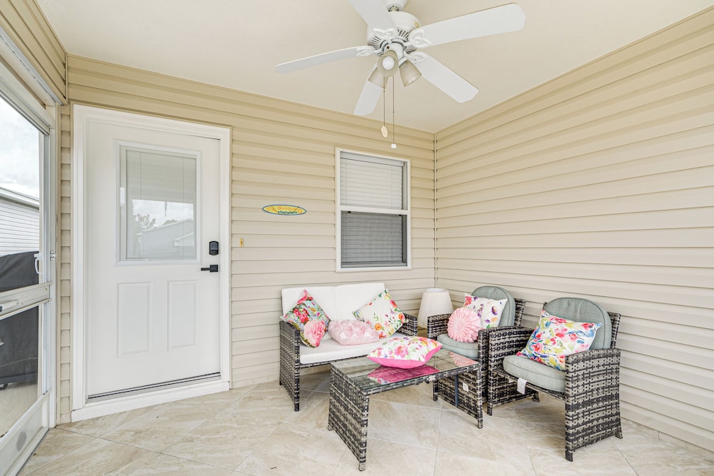 6 Mi to Lake Sumter Landing: Home w/ Perks!