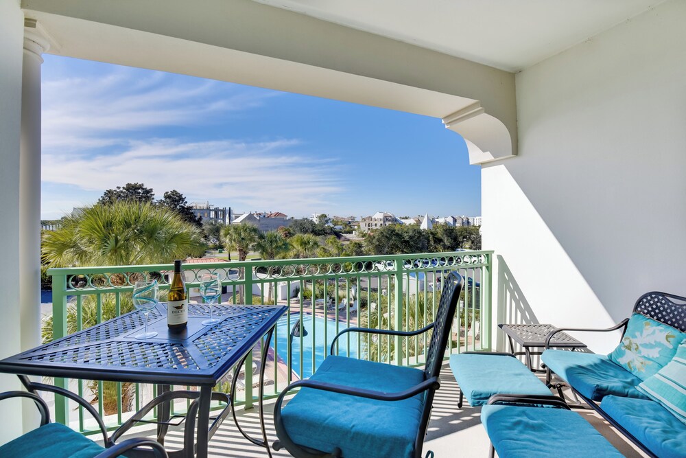 Walkable Condo w/ Pool Btwn Rosemary & Alys Beach!
