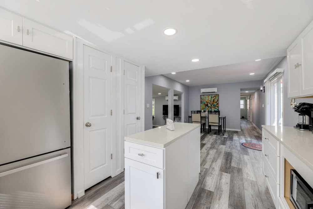 12 Mi to Dtwn Lewes & Beach: Delaware Home w/ Deck
