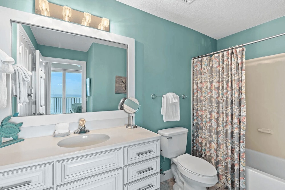 Beachfront Access, 2 Pools, Beach Service w/ Chairs Emerald Isle Resort 1308
