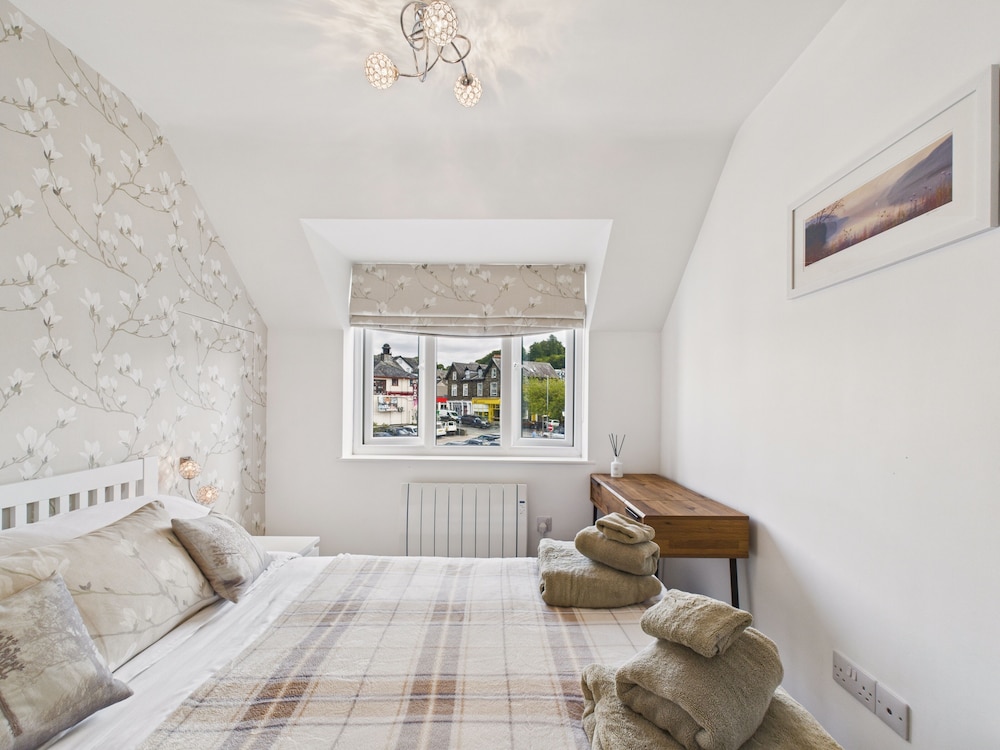 2-bed Central Apartment- Free Private Parking