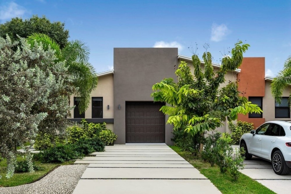 Golden Fox Downtown Pool House 3 Bedroom Home