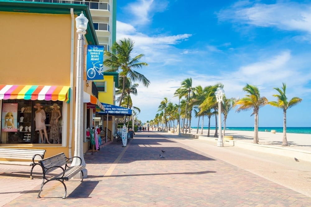 Blue Wave Retreat At Hollywood Beach 3 Bedroom Home