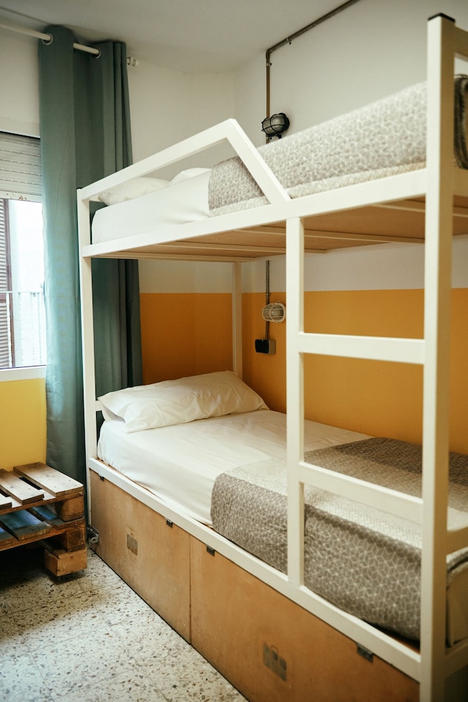 LOFT HOSTAL Group 8