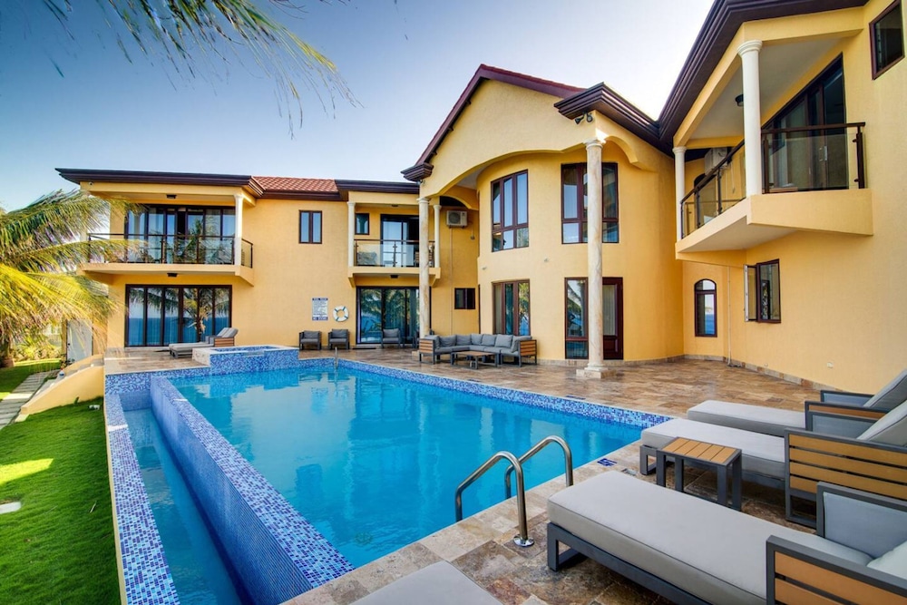 Luxury Oceanfront Villa in Tower Isle