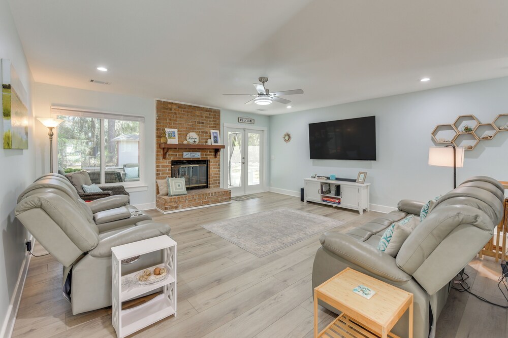 5 Mi to Dtwn Beaufort: Home w/ Screened-in Patio
