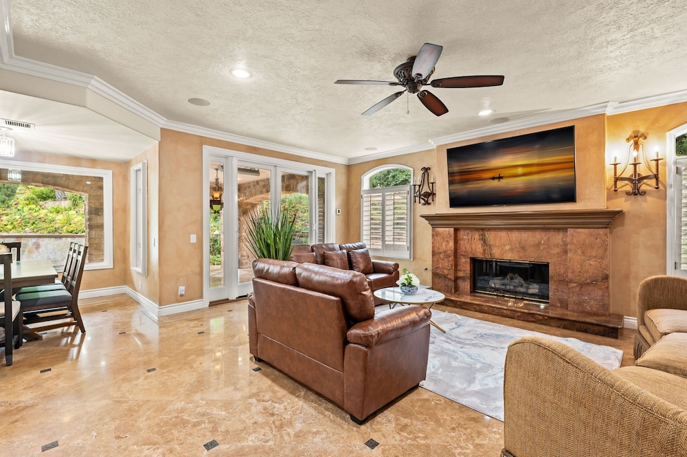 Elegant Villa Retreat Pool Garden Alfresco Lounge