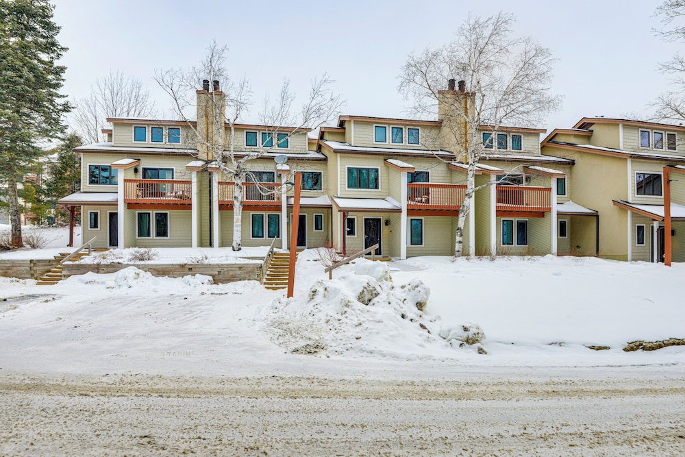 < 1 Mi to Mt Snow: Charming Condo w/ Fireplace