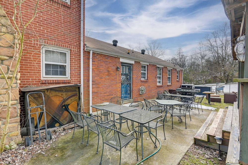 6 Mi to Downtown: 70s-themed Home in Nashville!