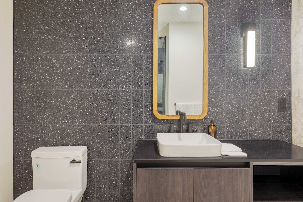 Sleeps 16 Brand New Austin High Rise w/ Rooftop Pool, Gym, Yoga Studio & More!