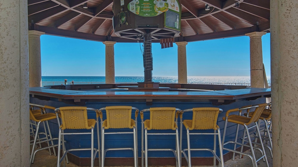 Beachfront Corner Unit w/ Wrap-around Balcony, Close to Attractions!