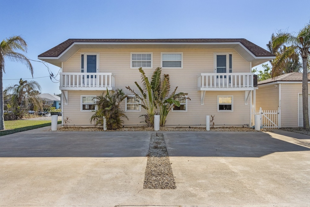 21591/3 Waterfront Duplex With Pool And Spa - Manor 4 Bedroom Home