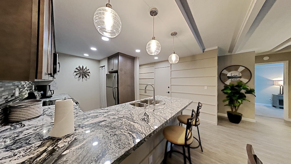 Spacious 2 BR Units at 1849 Condos With Free Pool, Parking & Wifi