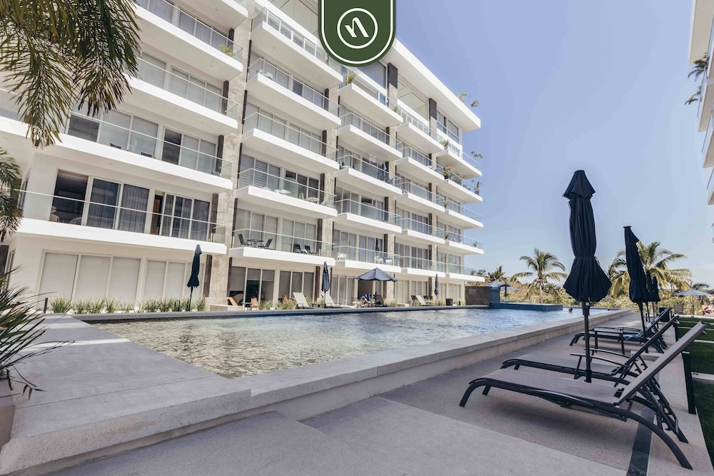 3BR Condo Right Next to the Beach - Pool - Palapa