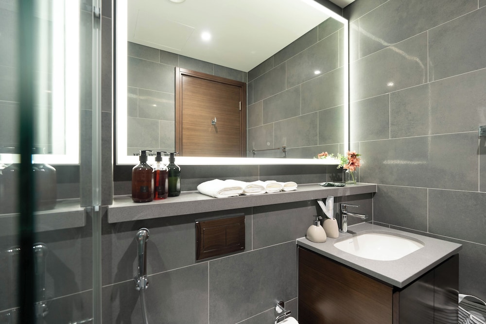 Premium 1BR Oasis - City Views & Pool