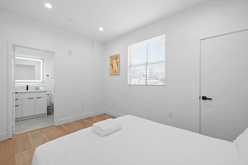 Not Affected by the Fire/modern 5BR Home With Full Amenities & Parking #2