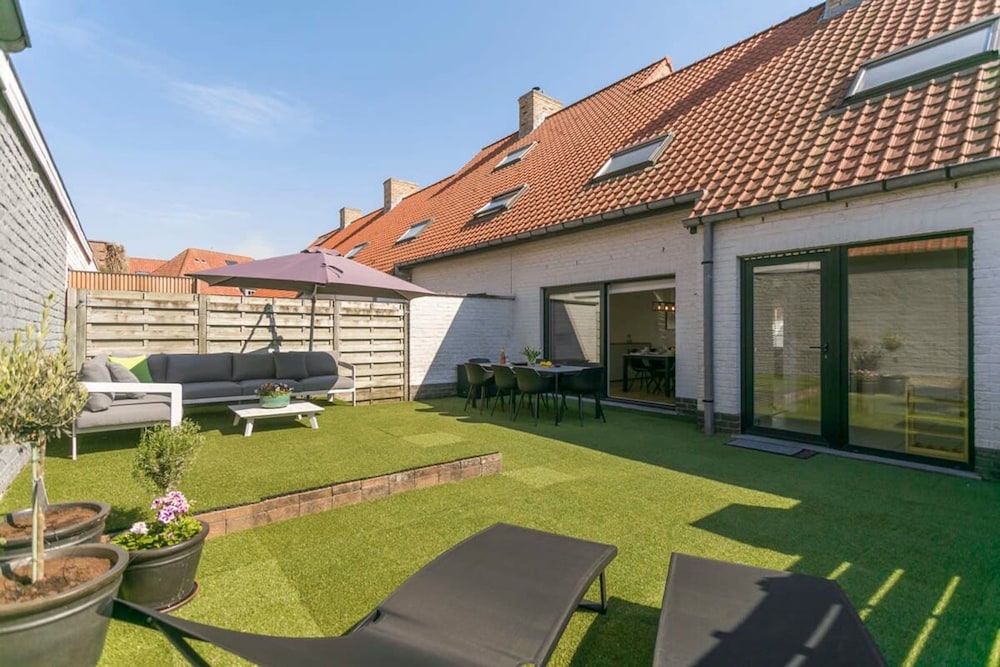 Summer-house With Sunny Garden Nearby Beach