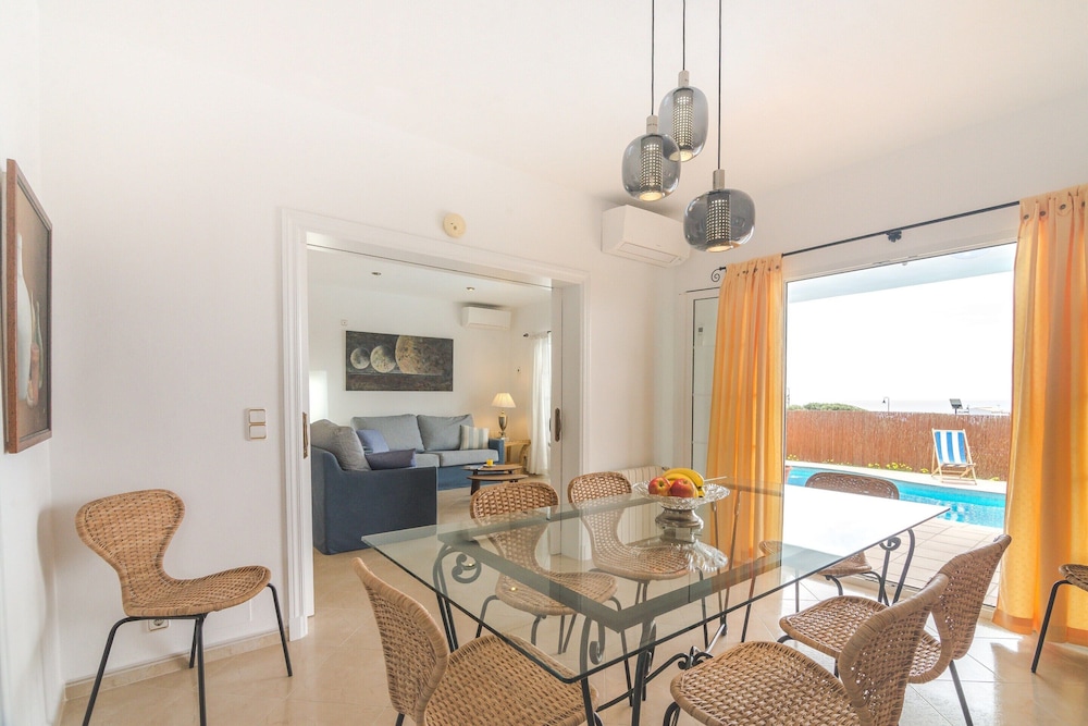 Villa Maricel - Villa With Private Pool. Free Wifi