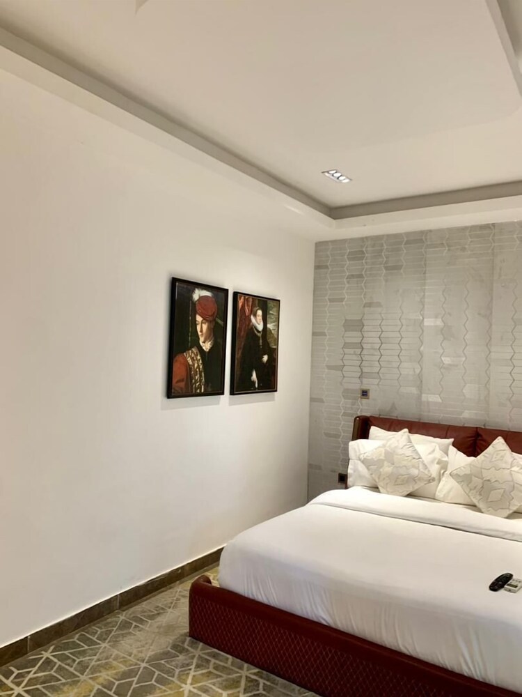 Sujimoto luxury
