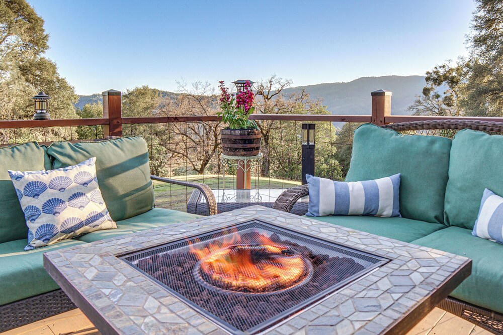 Hot Tub + Fire Pit: Secluded Dos Rios Escape!
