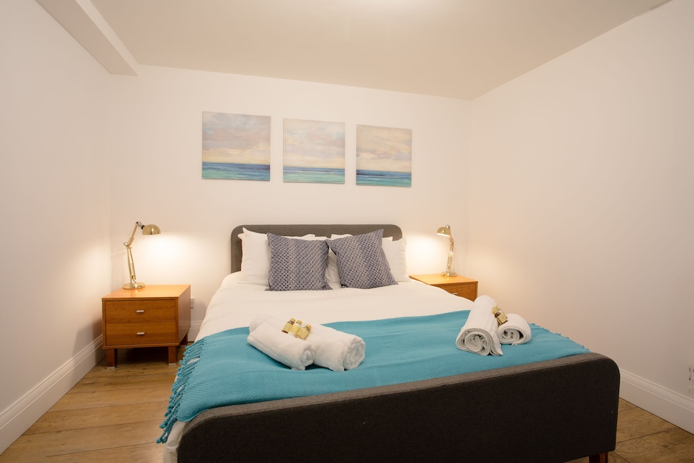 Rest & Recharge Regents CT 2bed For 7 view 3