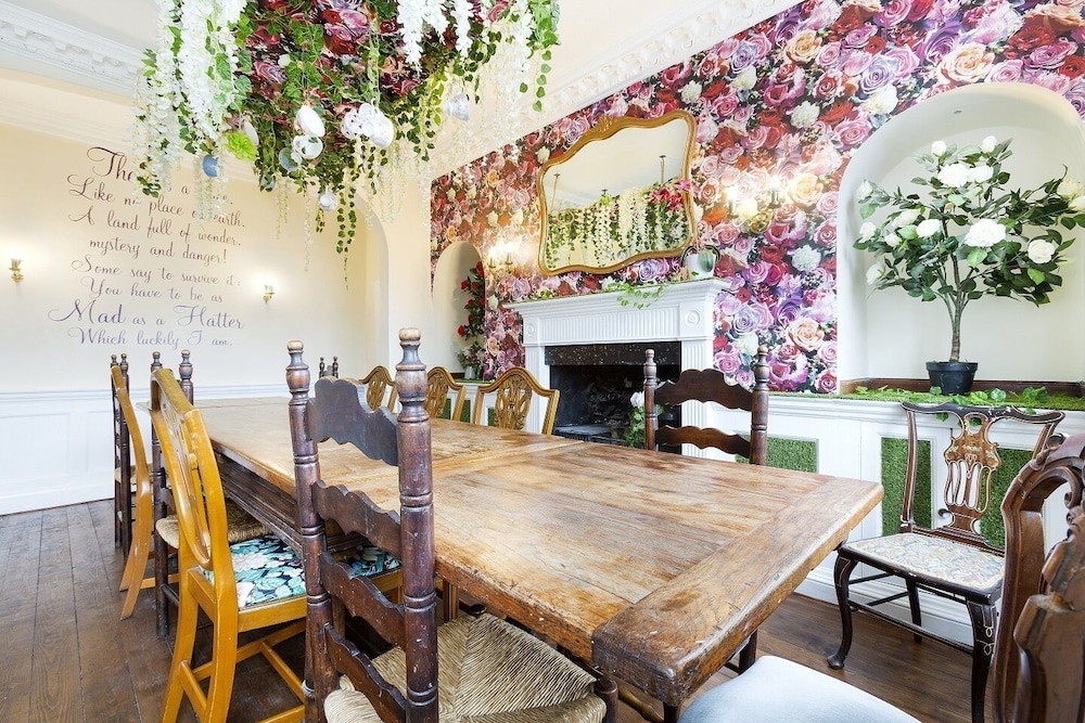 The Wonderland Townhouse - Amazing Alice in Wonderland 8BDR Home