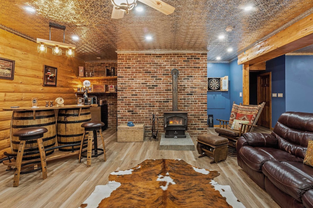 Bigwood Cabin Retreat Hot Tub, Game Room, Firepit Lounge & Private Yard