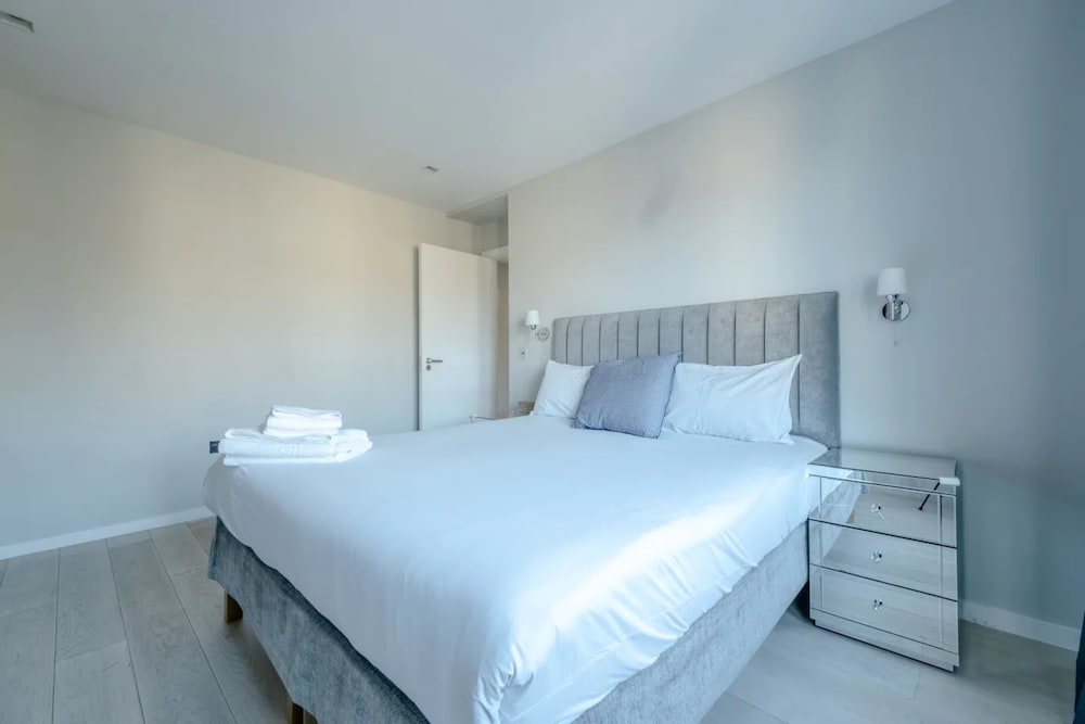 Modern and Luxurious 2 Bedroom Flat - Barons Court