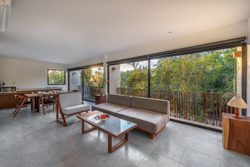 2 BR Great Located Natural Lightning