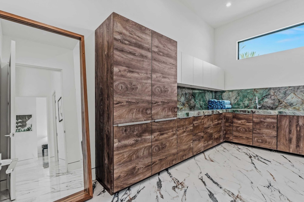 Indio Stay w/ Exclusive Amenities Pool, Hot Tub, Spa, Firepit Bravo Villa #16 by Avantstay
