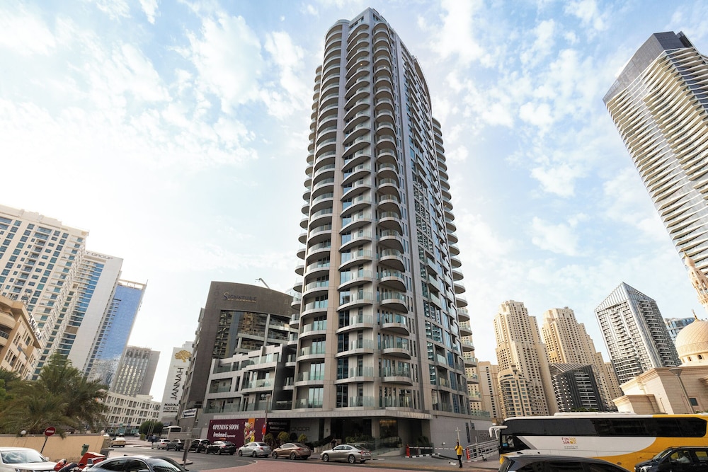 SIMPLY COMFORT  Bright Apartments Steps from Marina Walk