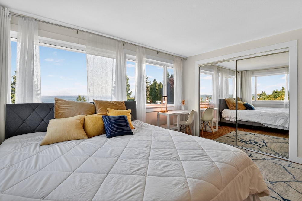 Relaxing Coastal Escape With Ocean Views 5 Bedroom Home