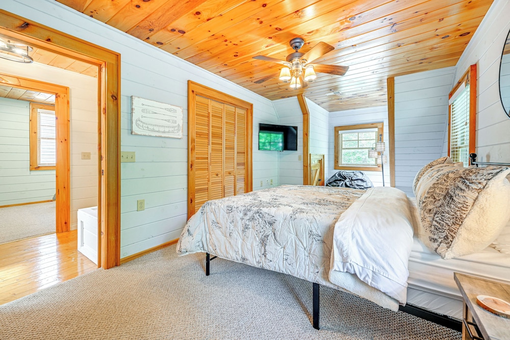 Cashiers Cottage w/ Screened Porch & Trail Access!