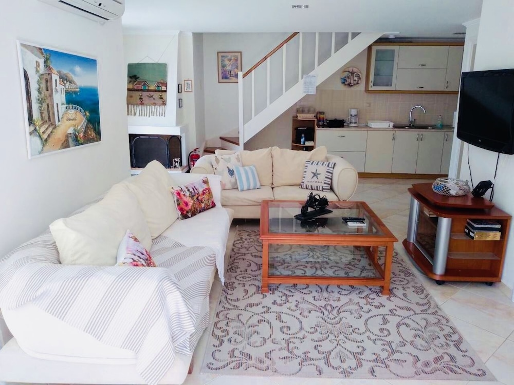 Villa Ampelaki (30 meters to the beach)