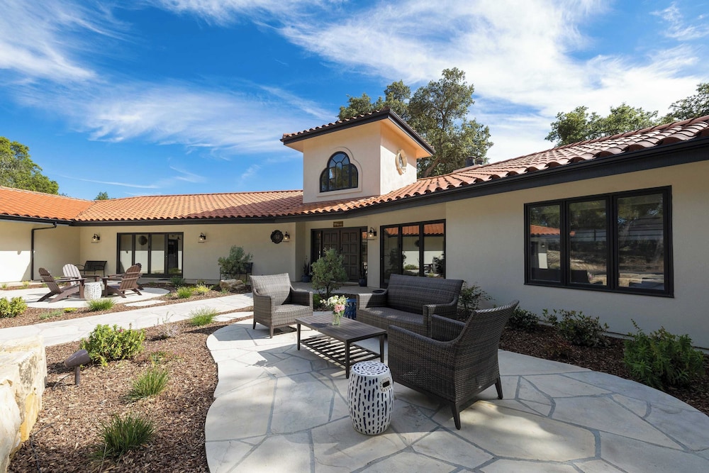 Rancho Robles by Avantstay Vineyard Villa w/ Views, Pool & Privacy