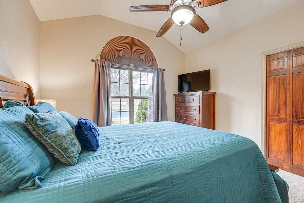 Relax Fireside: Branson West Gem w/ Hot Tub Access